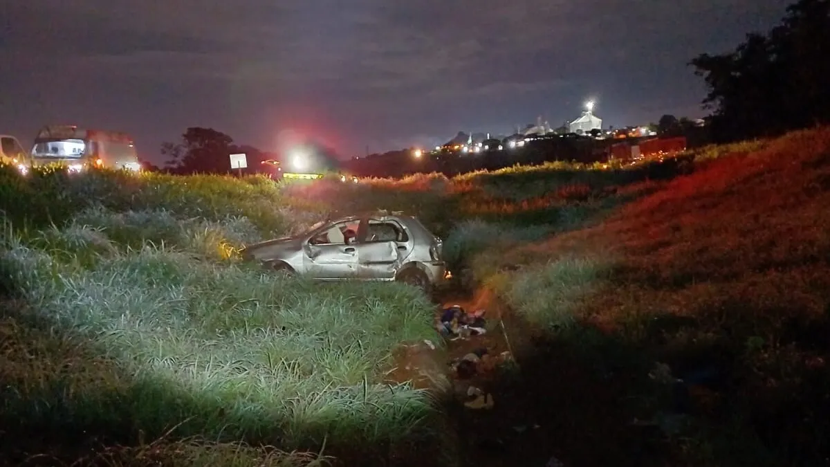 carro acidente em rodovia