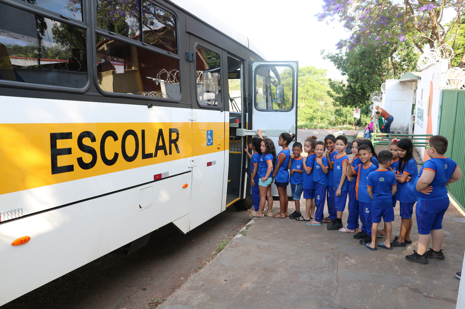 garante transporte escolar